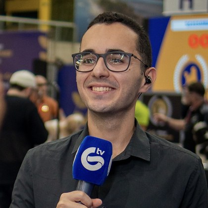 Yan Avelino, repórter, em cobertura com microfone da TV Guararapes